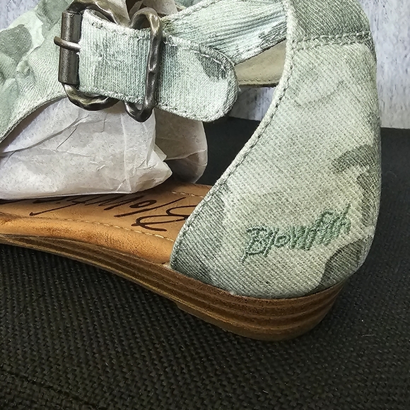 Blowfish size 7 sandals - Picture 2 of 4